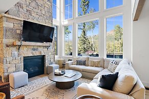 Overlook House 4 Bedroom Home by RedAwning