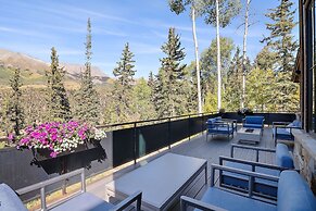 Overlook House 4 Bedroom Home by RedAwning