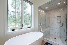 Overlook House 4 Bedroom Home by RedAwning