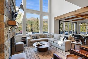 Overlook House 4 Bedroom Home by RedAwning