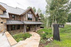 Overlook House 4 Bedroom Home by RedAwning