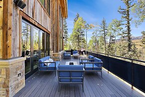 Overlook House 4 Bedroom Home by RedAwning