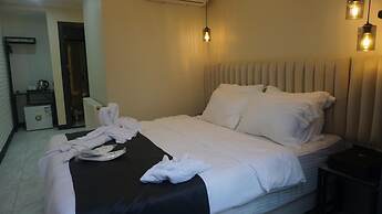 D Twins Airport Hotel