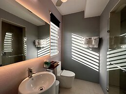 Old Crow Hotel and Suites