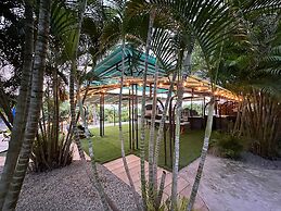 Old Crow Hotel and Suites