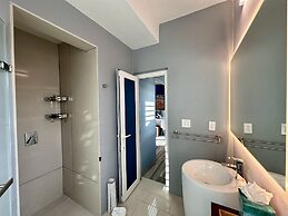 Old Crow Hotel and Suites