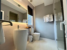 Old Crow Hotel and Suites