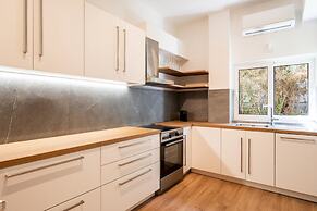 4BD Apartment With Outdoor Jacuzzi Garden