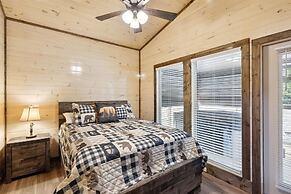Bear View Estate 2 Bedroom Cabin by RedAwning