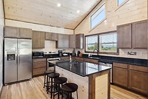 Bear View Estate 2 Bedroom Cabin by RedAwning