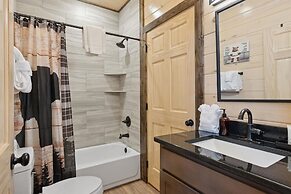 Bear View Estate 2 Bedroom Cabin by RedAwning