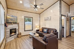 Bear View Estate 2 Bedroom Cabin by RedAwning