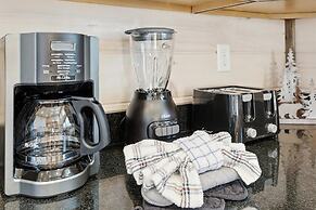 Bear View Estate 2 Bedroom Cabin by RedAwning