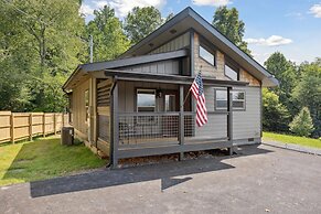 Bear View Estate 2 Bedroom Cabin by RedAwning