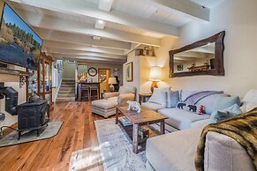 Tahoe City Cabin for 10 Walk to Beach by Sierra Getaways