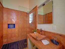 Casa Oasis Guest House and Spa