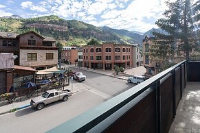 Ice House 317 2 Bedroom Condo by RedAwning