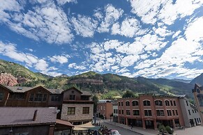 Ice House 317 2 Bedroom Condo by RedAwning