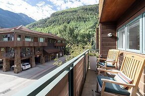 Ice House 317 2 Bedroom Condo by RedAwning