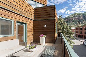 Ice House 317 2 Bedroom Condo by RedAwning