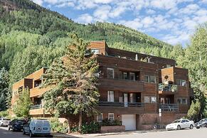 Ice House 317 2 Bedroom Condo by RedAwning