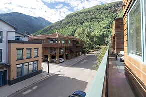 Ice House 317 2 Bedroom Condo by RedAwning