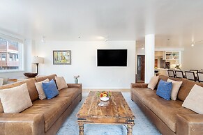 Ice House 317 2 Bedroom Condo by RedAwning