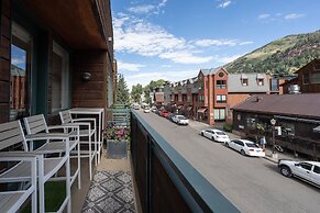 Ice House 317 2 Bedroom Condo by RedAwning