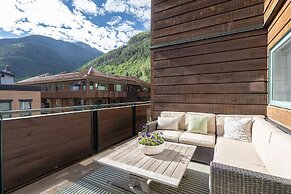 Ice House 317 2 Bedroom Condo by RedAwning