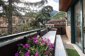 Ice House 317 2 Bedroom Condo by RedAwning