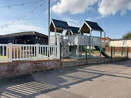 2 Brightholme 6 Berth With Decking & Enclosed Gard