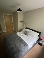Stunning 2-bed Apartment in Crawley