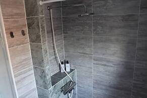 Immaculate 2-bed Apartment in Dagenham