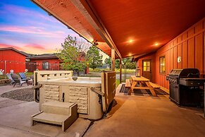 Spacious Canyon Peak Pine View Home Game Room Hot Tub