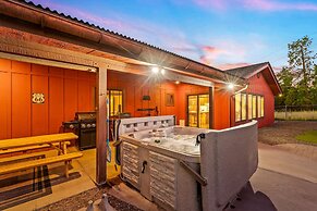 Spacious Canyon Peak Pine View Home Game Room Hot Tub