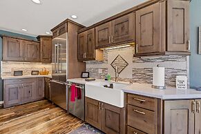 Spacious Canyon Peak Pine View Home Game Room Hot Tub