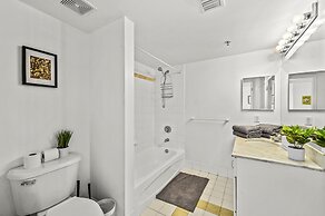 Amazing High Rise at Brickell with pool