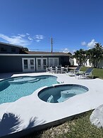 Kiss the Wave - Spacious 4BR 3BA w Pool hot tub