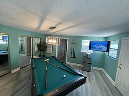 Kiss the Wave - Spacious 4BR 3BA w Pool hot tub