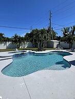 Kiss the Wave - Spacious 4BR 3BA w Pool hot tub