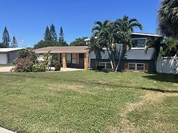 Kiss the Wave - Spacious 4BR 3BA w Pool hot tub