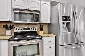 Kiss the Wave - Spacious 4BR 3BA w Pool hot tub