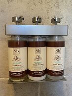 Kiss the Wave - Spacious 4BR 3BA w Pool hot tub