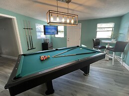 Kiss the Wave - Spacious 4BR 3BA w Pool hot tub