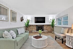 Kiss the Wave - Spacious 4BR 3BA w Pool hot tub