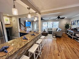 Kiss the Wave - Spacious 4BR 3BA w Pool hot tub