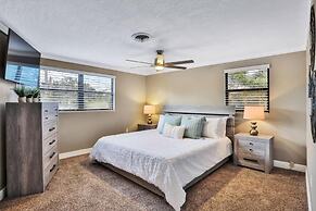 Kiss the Wave - Spacious 4BR 3BA w Pool hot tub