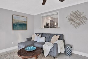 Kiss the Wave - Spacious 4BR 3BA w Pool hot tub