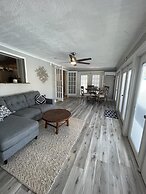 Kiss the Wave - Spacious 4BR 3BA w Pool hot tub