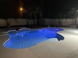 Kiss the Wave - Spacious 4BR 3BA w Pool hot tub